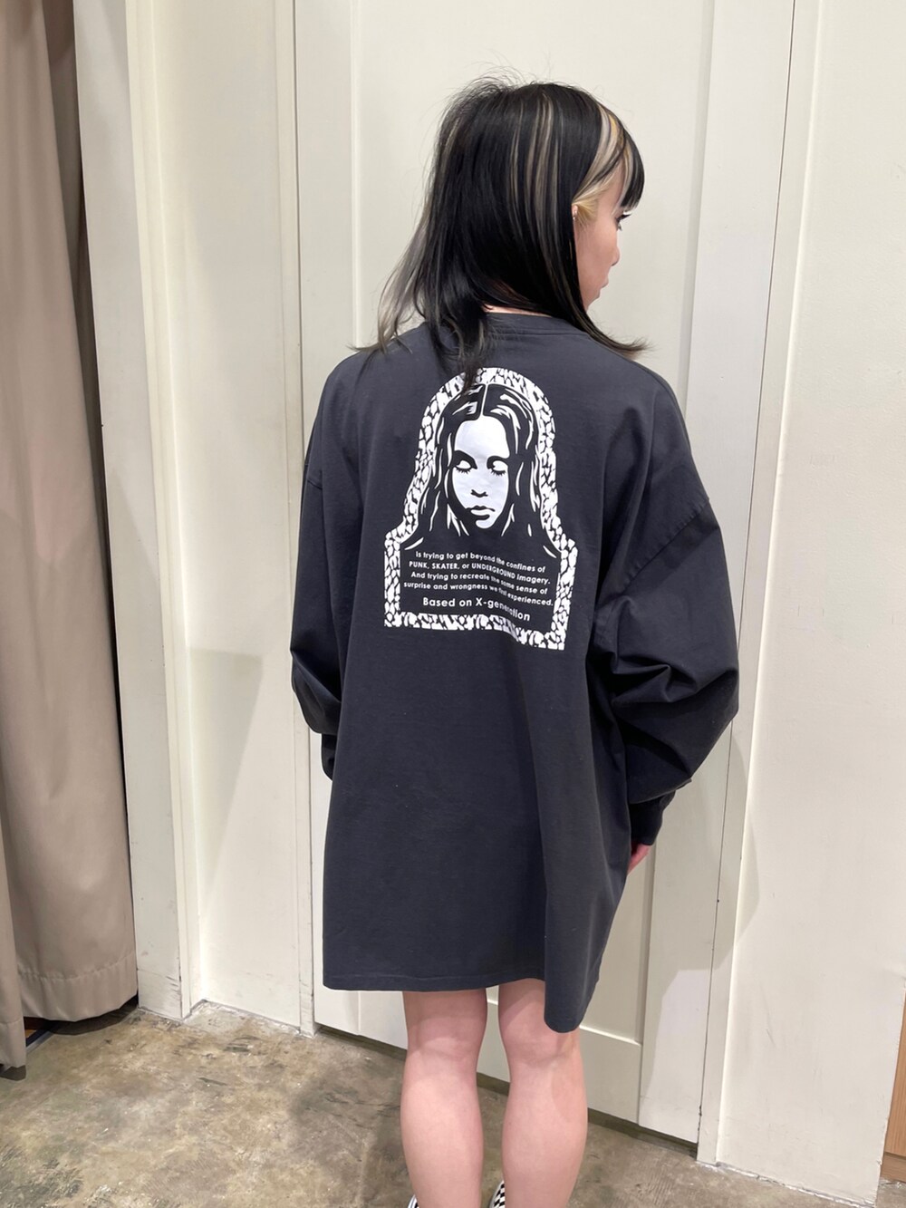 グレー系のワンピース、グレー系のパーカー、ブラック系のバックパック/リュックを着用したレディースの冬コーディネートの4枚目の写真