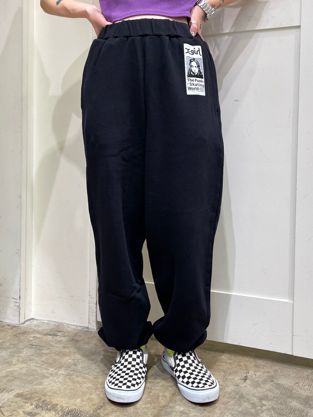 ブラック系のシャツ/ブラウス、パープル系のタンクトップ、ブラック系のスウェットパンツを着用したレディースの春コーディネートの3枚目の写真