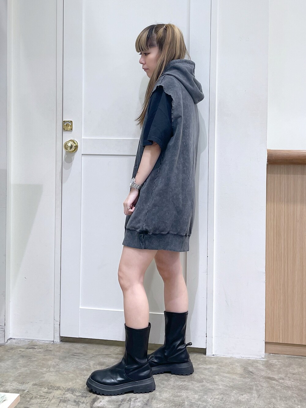 ブラック系のワンピース、ブラック系のTシャツ/カットソー、シルバー系のショルダーバッグを着用したレディースの春コーディネートの4枚目の写真