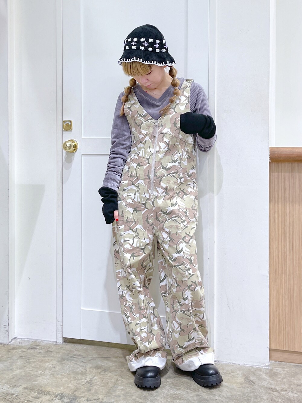 グレー系のTシャツ/カットソー、ベージュ系のサロペット/オーバーオール、ブラック系のハットを着用したレディースの秋コーディネートの3枚目の写真