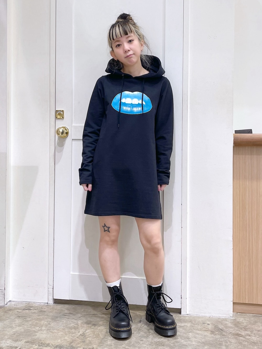 グリーン系のミリタリージャケット、ブラック系のワンピース、ブラック系のショルダーバッグを着用したレディースの冬コーディネートの5枚目の写真