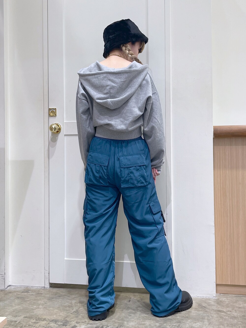 グレー系のパーカー、ブルー系のその他パンツ、ゴールド系のネックレスを着用したレディースの秋コーディネートの4枚目の写真