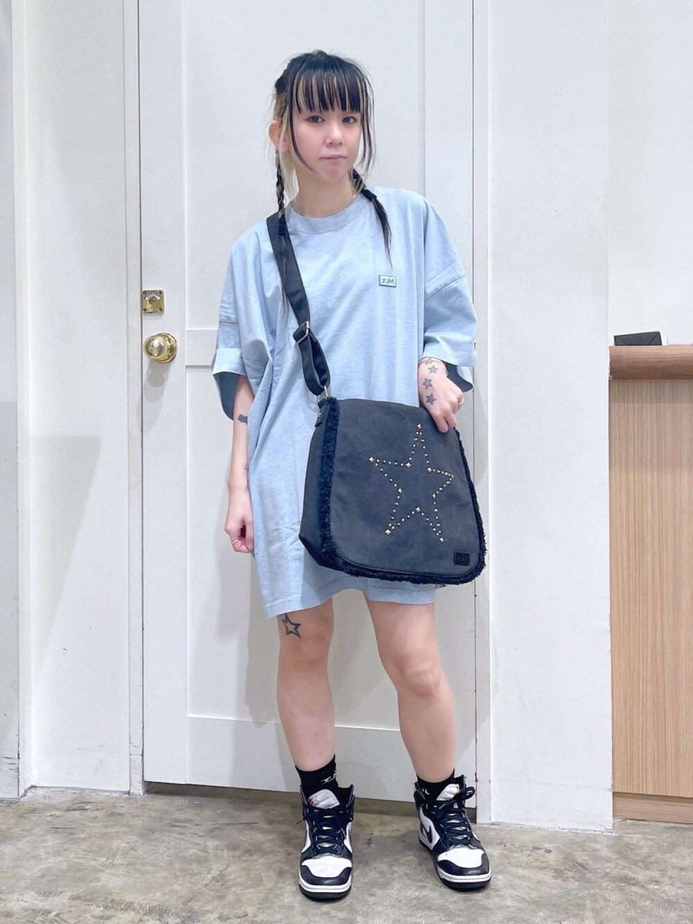 ブルー系のワンピース、ブラック系のショルダーバッグ、ホワイト系のソックス/靴下を着用したレディースの春コーディネートの3枚目の写真