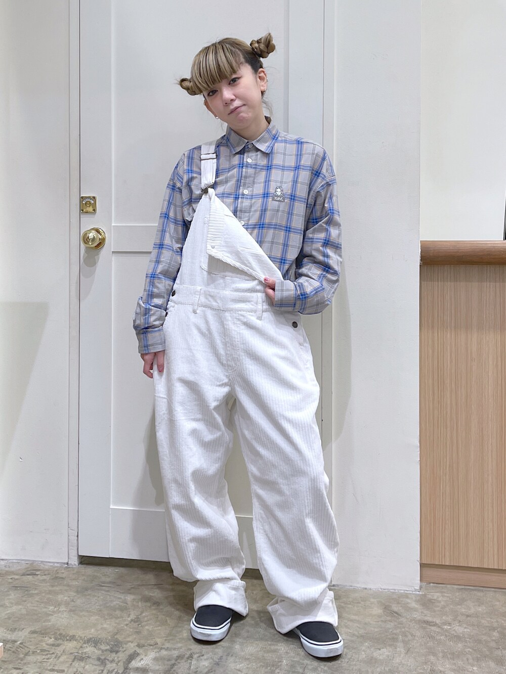 グレー系のシャツ/ブラウス、ホワイト系のサロペット/オーバーオール、ベージュ系のボストンバッグを着用したレディースの秋コーディネートの4枚目の写真