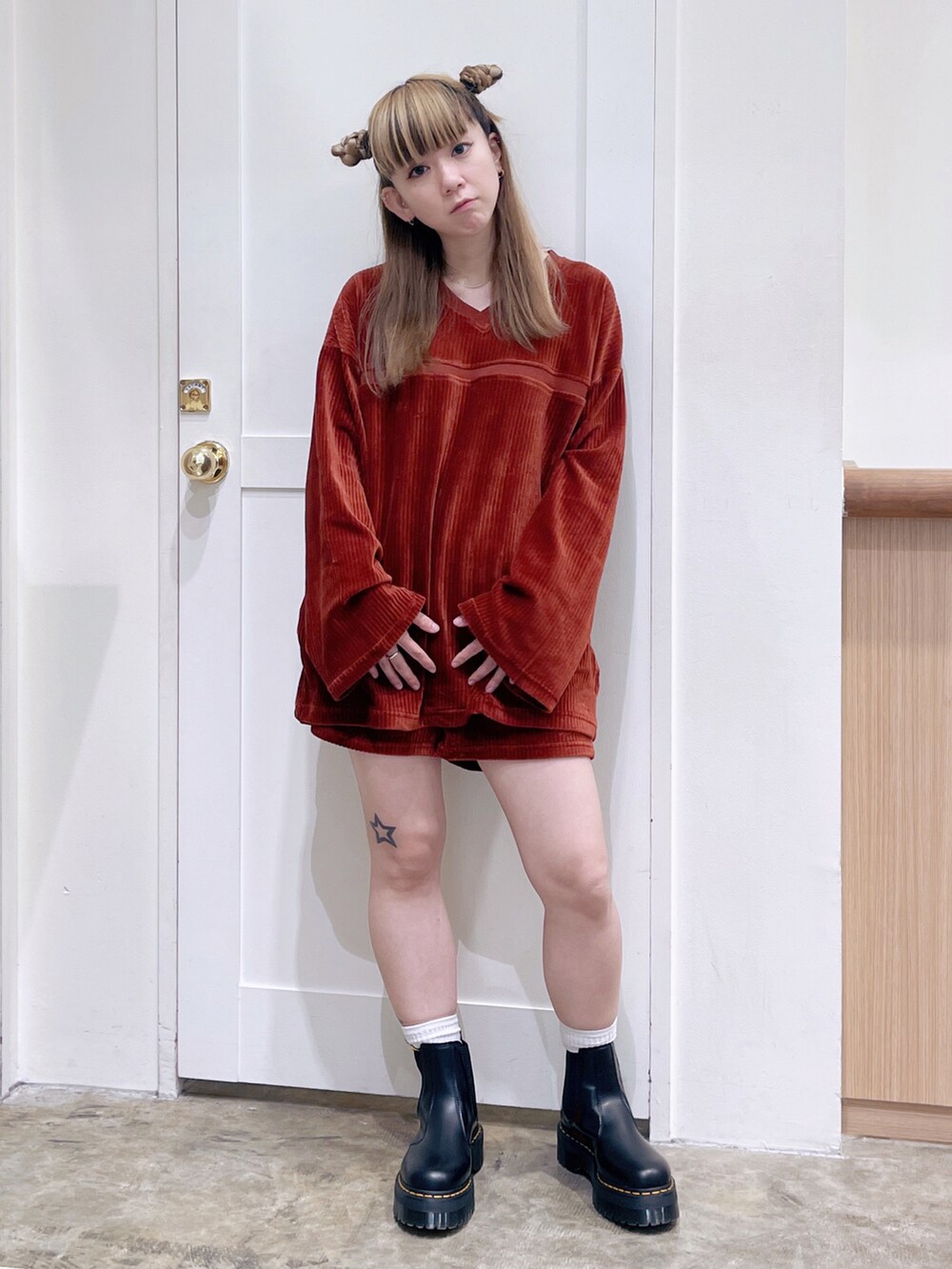 ブラウン系のTシャツ/カットソー、ブラウン系のその他パンツ、ブラック系のショルダーバッグを着用したレディースの秋コーディネートの3枚目の写真