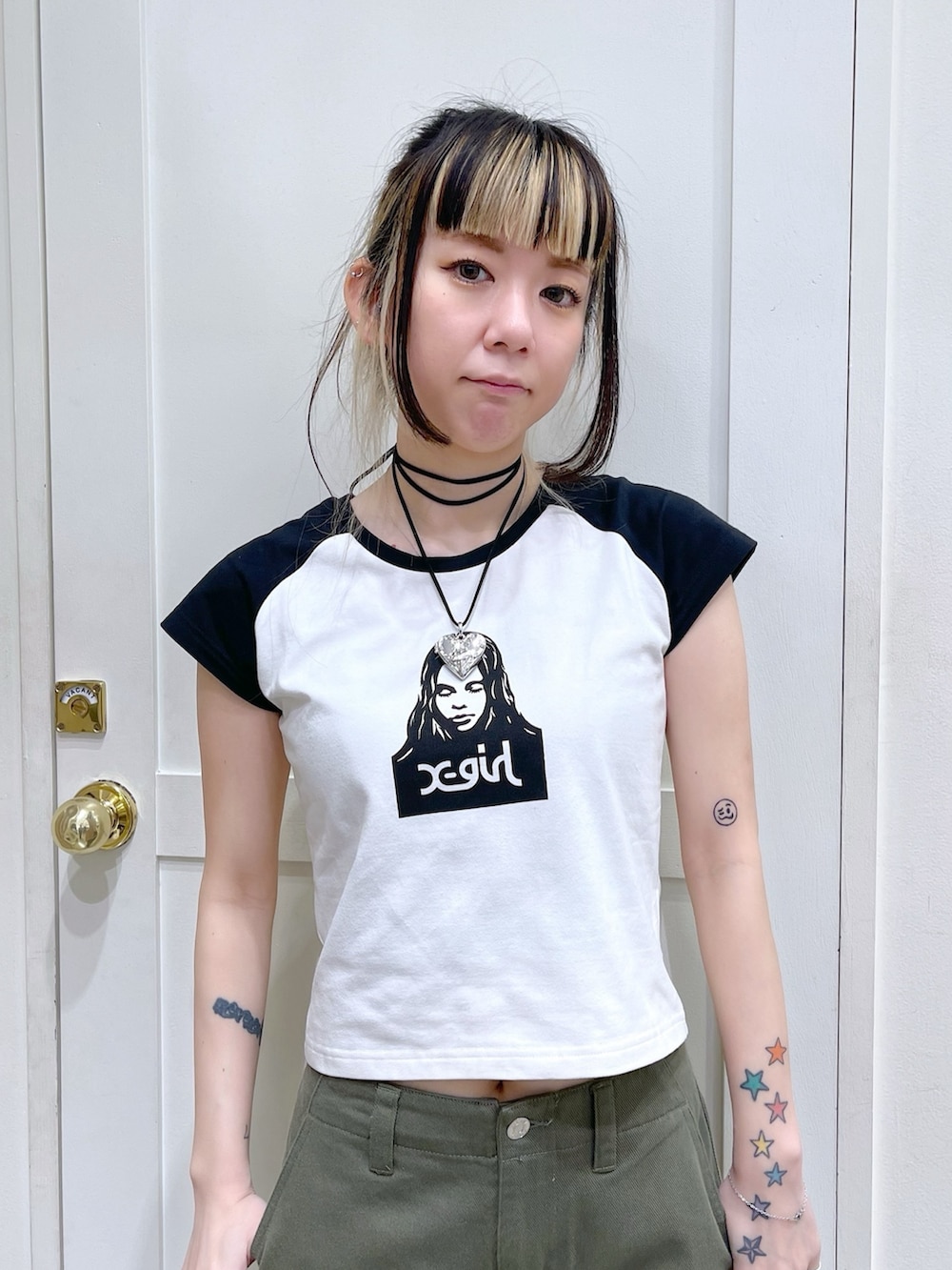 グリーン系のその他パンツ、ブラック系のショルダーバッグ、シルバー系のネックレスを着用したレディースの春コーディネートの5枚目の写真