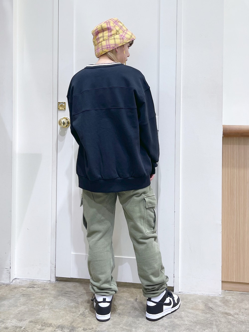 ブラック系のカーディガン/ボレロ、ホワイト系のTシャツ/カットソー、グリーン系のスウェットパンツを着用したレディースの冬コーディネートの4枚目の写真