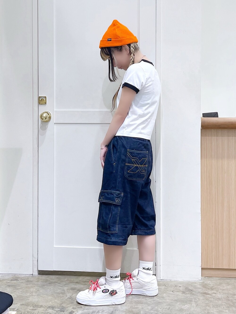 ホワイト系のTシャツ/カットソー、ブルー系のデニムパンツ、ホワイト系のスニーカーを着用したレディースの春コーディネートの3枚目の写真