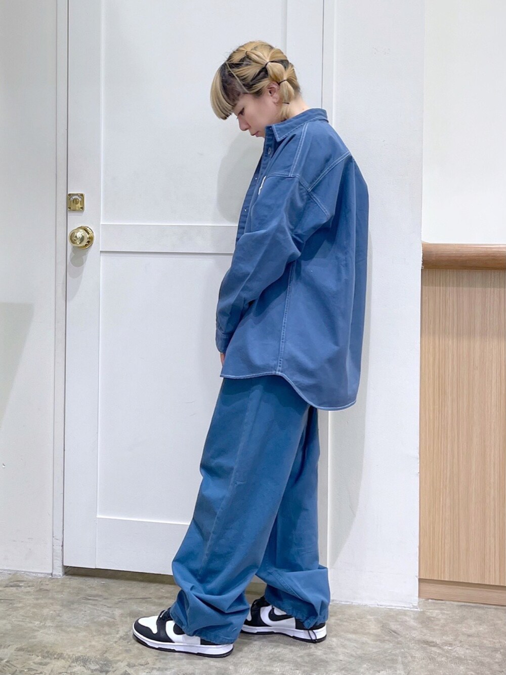 ピンク系のTシャツ/カットソー、ブルー系のシャツ/ブラウス、ブルー系のその他パンツを着用したレディースの春コーディネートの4枚目の写真