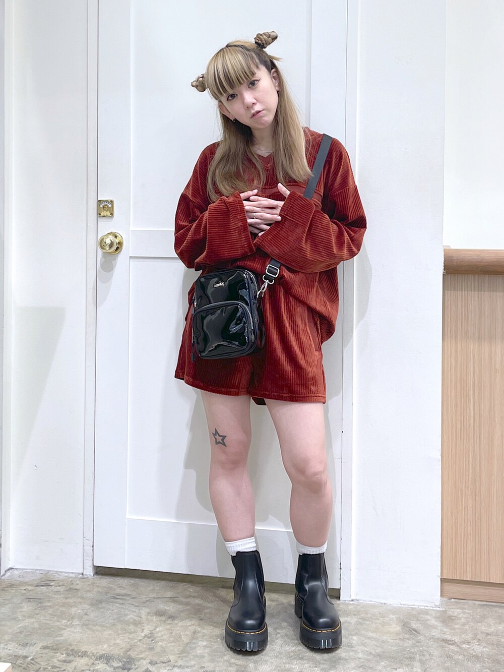 ブラウン系のTシャツ/カットソー、ブラウン系のその他パンツ、ブラック系のショルダーバッグを着用したレディースの秋コーディネートの2枚目の写真