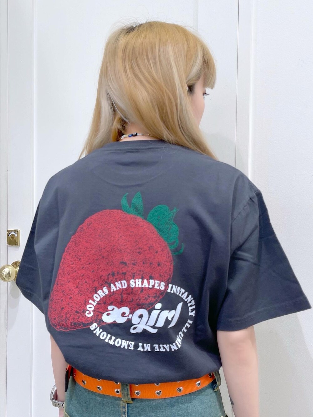 グレー系のTシャツ/カットソー、ブルー系のスカート、オレンジ系のベルトを着用したレディースの夏コーディネートの5枚目の写真