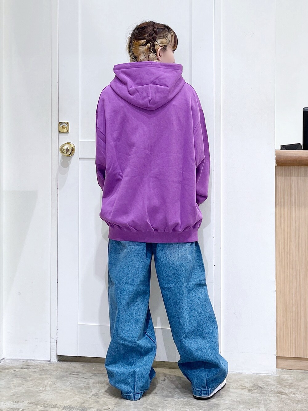 「x-girl、エックスガール、パーカー、デニムパンツ、トップス、カラビナ」｜「X-girlのBUTTERFLY ZIP UP HOODIE（パーカー、パープル系）」を使った、北浦佳那美さん（レディース・157cm）の夏コーディネートの5枚目の写真