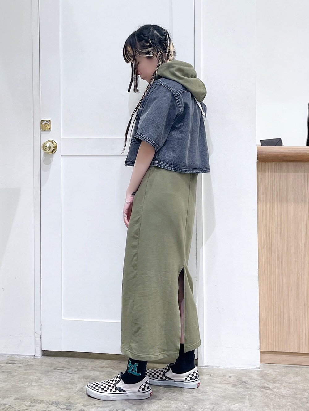 ブラック系のシャツ/ブラウス、グリーン系のワンピース、ホワイト系のコインケースを着用したレディースの春コーディネートの3枚目の写真