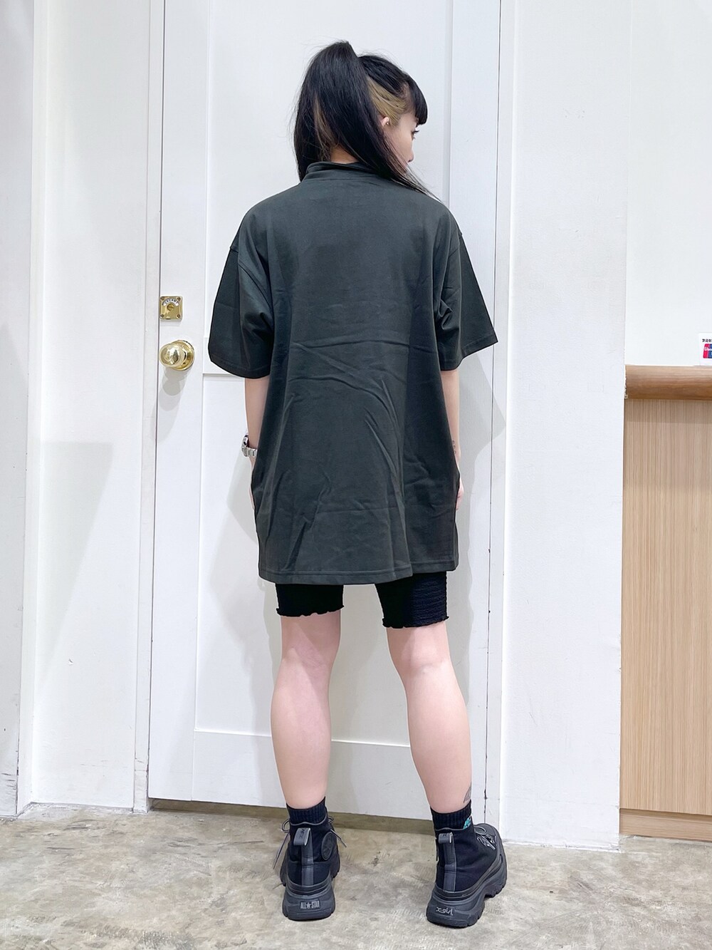 グレー系のワンピース、ピンク系のショルダーバッグ、ブラック系のスニーカーを着用したレディースの夏コーディネートの4枚目の写真