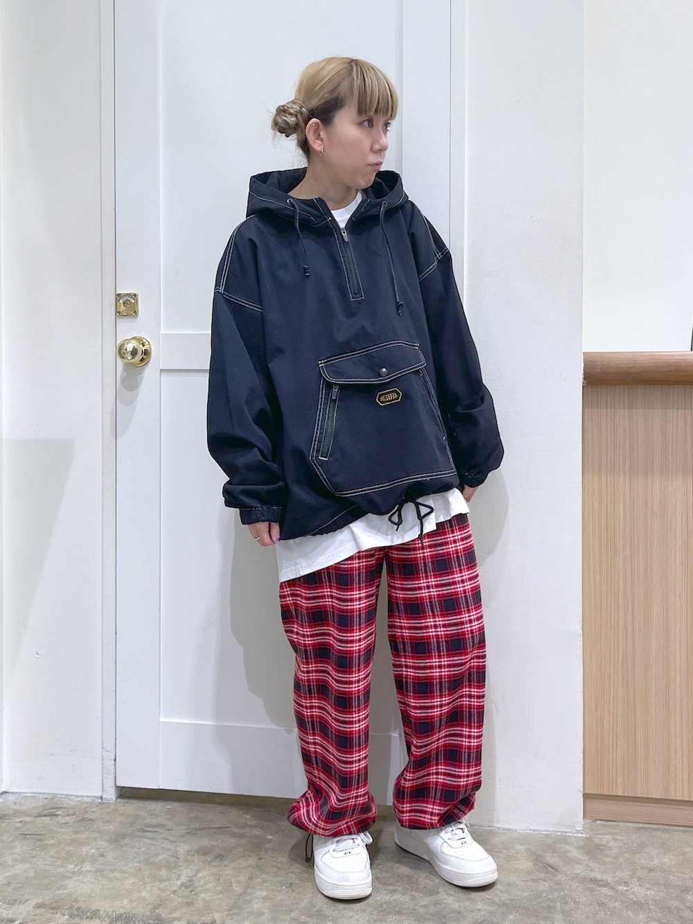 ブラック系のブルゾン、ホワイト系のTシャツ/カットソー、レッド系のその他パンツを着用したレディースの秋コーディネートの2枚目の写真