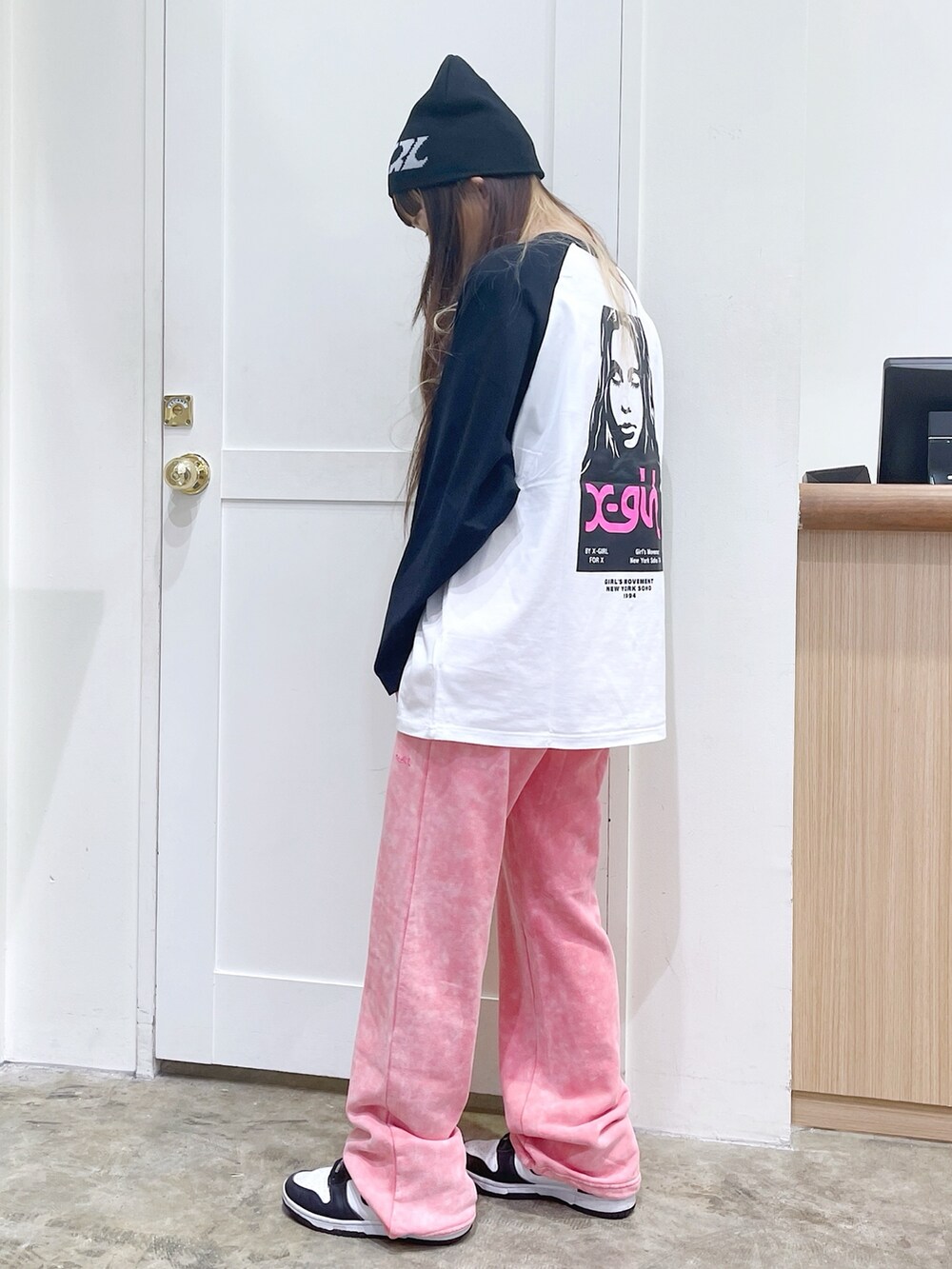 ホワイト系のTシャツ/カットソー、ピンク系のスウェットパンツ、ブラック系のニットキャップ/ビーニーを着用したレディースの夏コーディネートの4枚目の写真