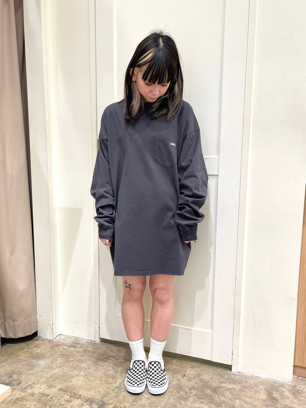 グレー系のワンピース、グレー系のパーカー、ブラック系のバックパック/リュックを着用したレディースの冬コーディネートの3枚目の写真