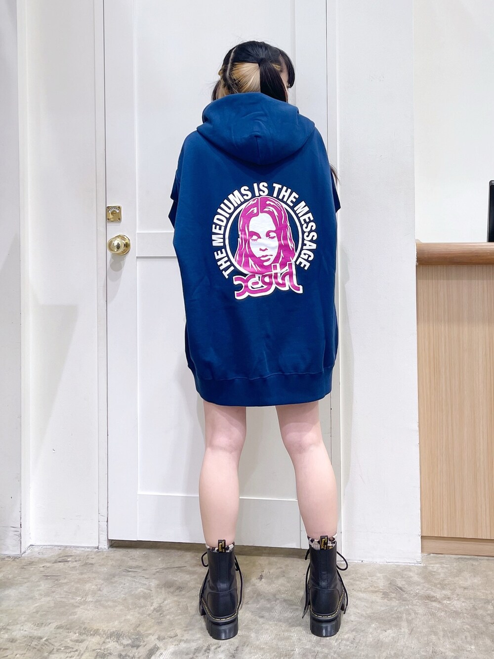 その他のカーディガン/ボレロ、ブルー系のパーカー、グリーン系の財布を着用したレディースの秋コーディネートの5枚目の写真