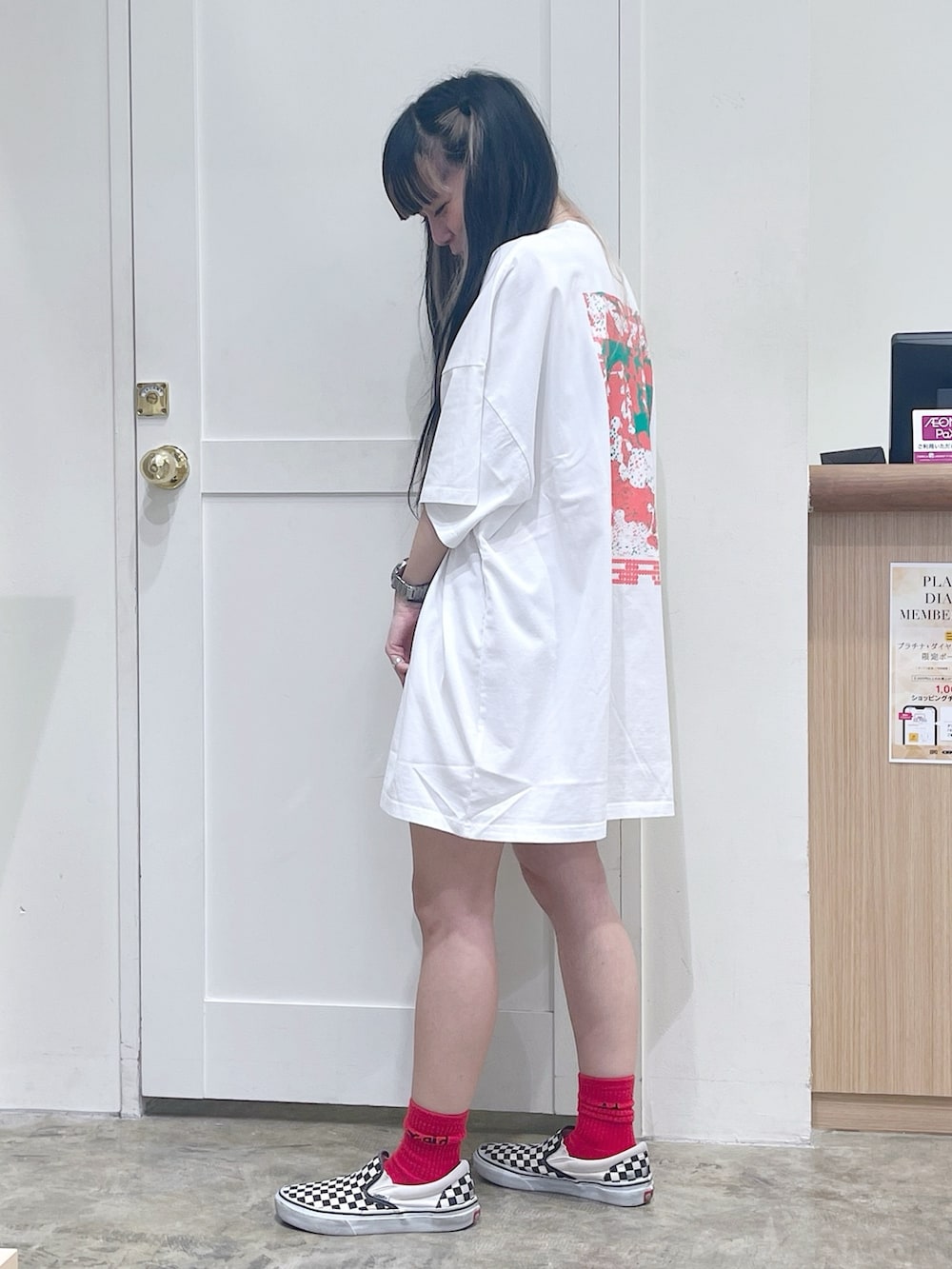 ホワイト系のワンピース、ブラック系のショルダーバッグ、グリーン系のキーケース/キーアクセサリーを着用したレディースの夏コーディネートの3枚目の写真