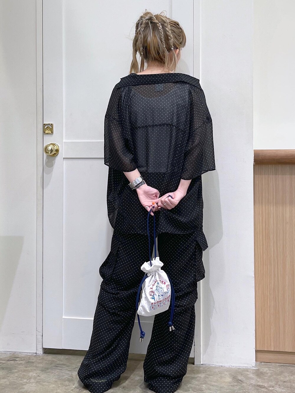 ブラック系のシャツ/ブラウス、ホワイト系のタンクトップ、ブラック系のその他パンツを着用したレディースの夏コーディネートの5枚目の写真