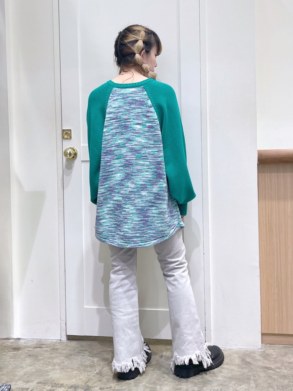 グリーン系のニット/セーター、ベージュ系のデニムパンツ、ブラック系のマフラーを着用したレディースの冬コーディネートの4枚目の写真