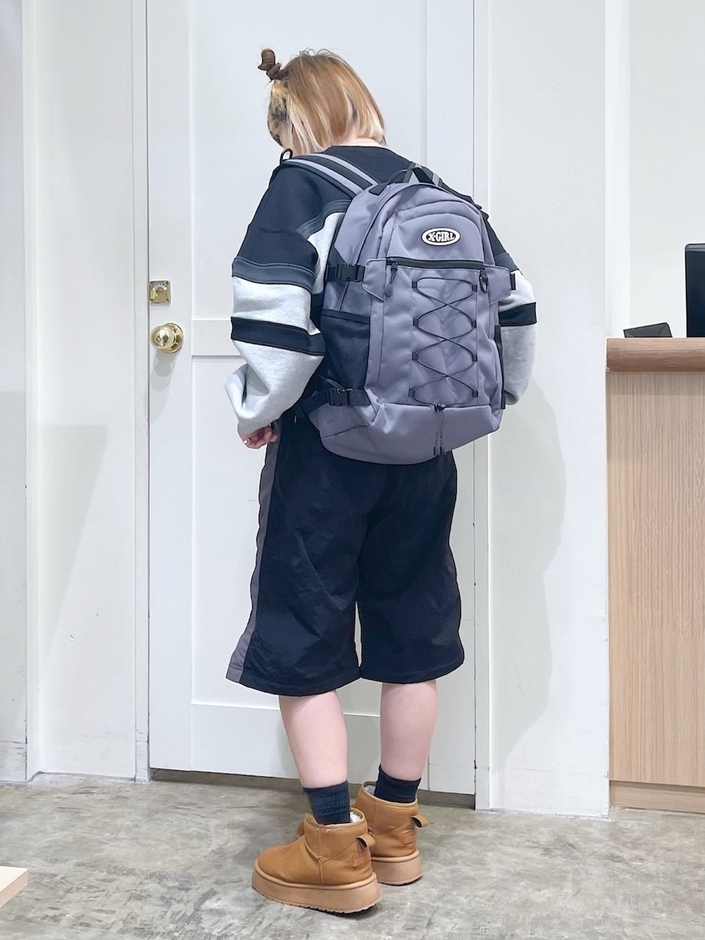 ブラック系のスウェット、ブラック系のその他パンツ、グレー系のバックパック/リュックを着用したレディースの冬コーディネートの2枚目の写真