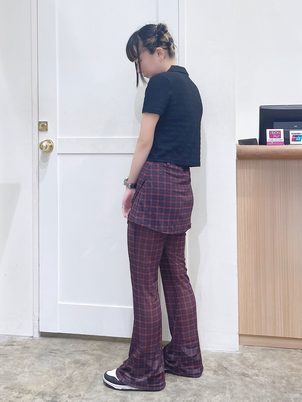 ブラック系のシャツ/ブラウス、ピンク系のショルダーバッグ、レッド系のその他パンツを着用したレディースの夏コーディネートの3枚目の写真