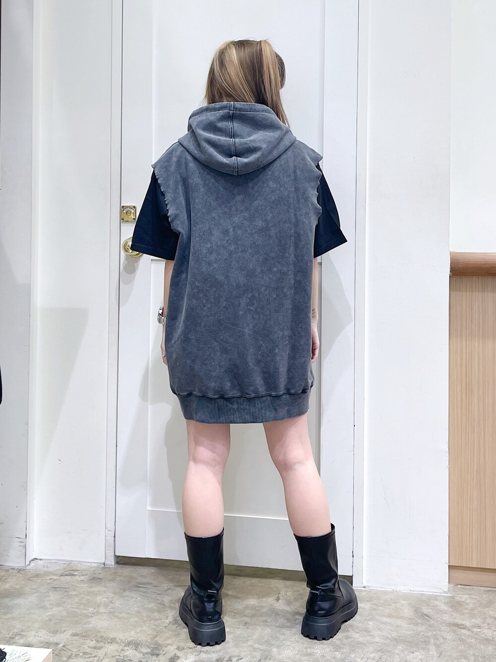 ブラック系のワンピース、ブラック系のTシャツ/カットソー、シルバー系のショルダーバッグを着用したレディースの春コーディネートの3枚目の写真