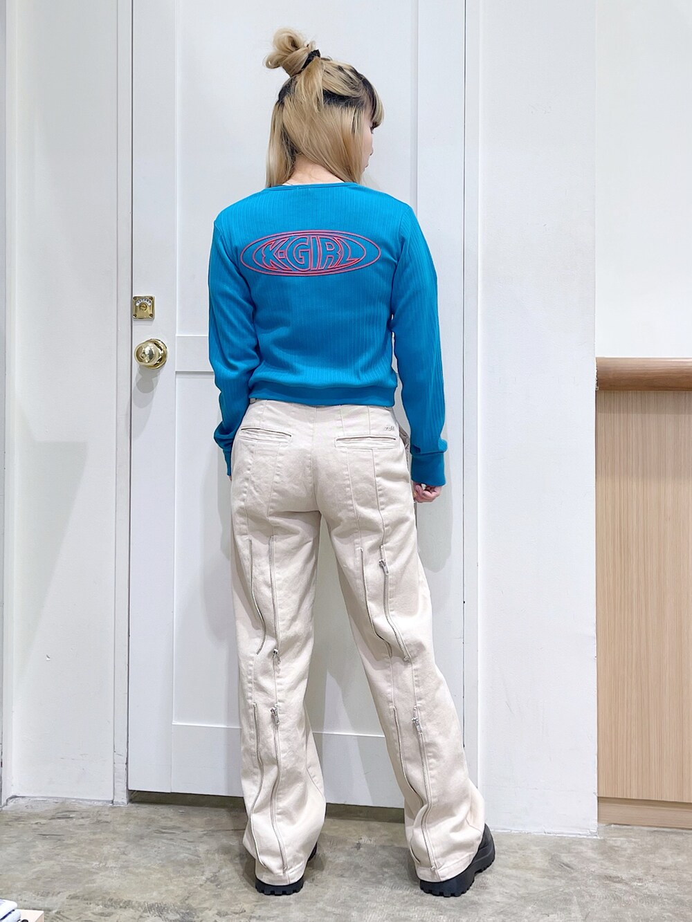 ブルー系のカーディガン/ボレロ、グレー系のTシャツ/カットソー、ベージュ系のデニムパンツを着用したレディースの春コーディネートの3枚目の写真