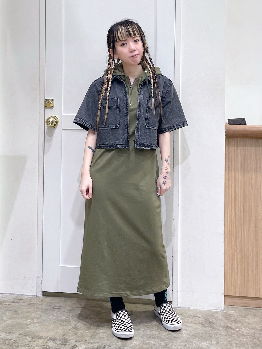 ブラック系のシャツ/ブラウス、グリーン系のワンピース、ホワイト系のコインケースを着用したレディースの春コーディネートの5枚目の写真