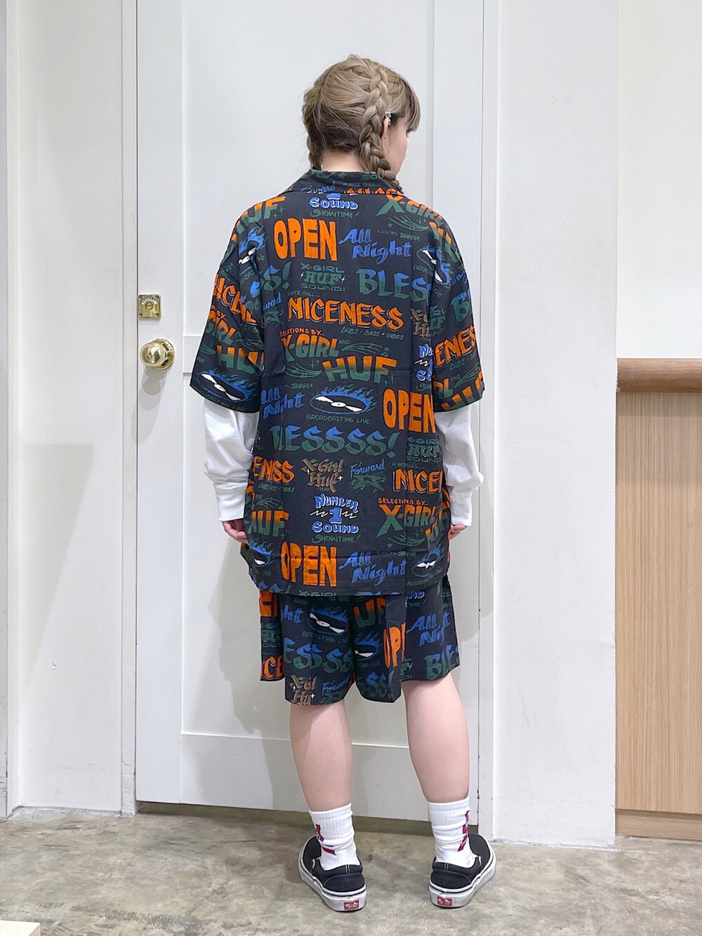 ブラック系のシャツ/ブラウス、ホワイト系のTシャツ/カットソー、ブラック系のその他パンツを着用したレディースの夏コーディネートの4枚目の写真