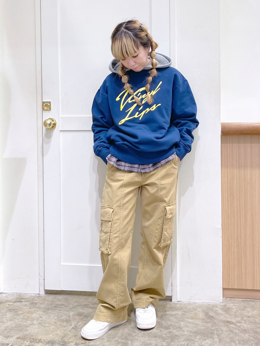 ブルー系のスウェット、ブラック系のシャツ/ブラウス、ベージュ系のカーゴパンツを着用したレディースの冬コーディネートの2枚目の写真