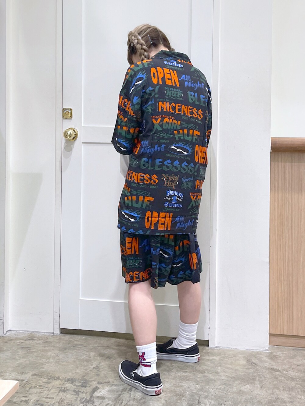 ブラック系のシャツ/ブラウス、ホワイト系のTシャツ/カットソー、ブラック系のその他パンツを着用したレディースの夏コーディネートの3枚目の写真