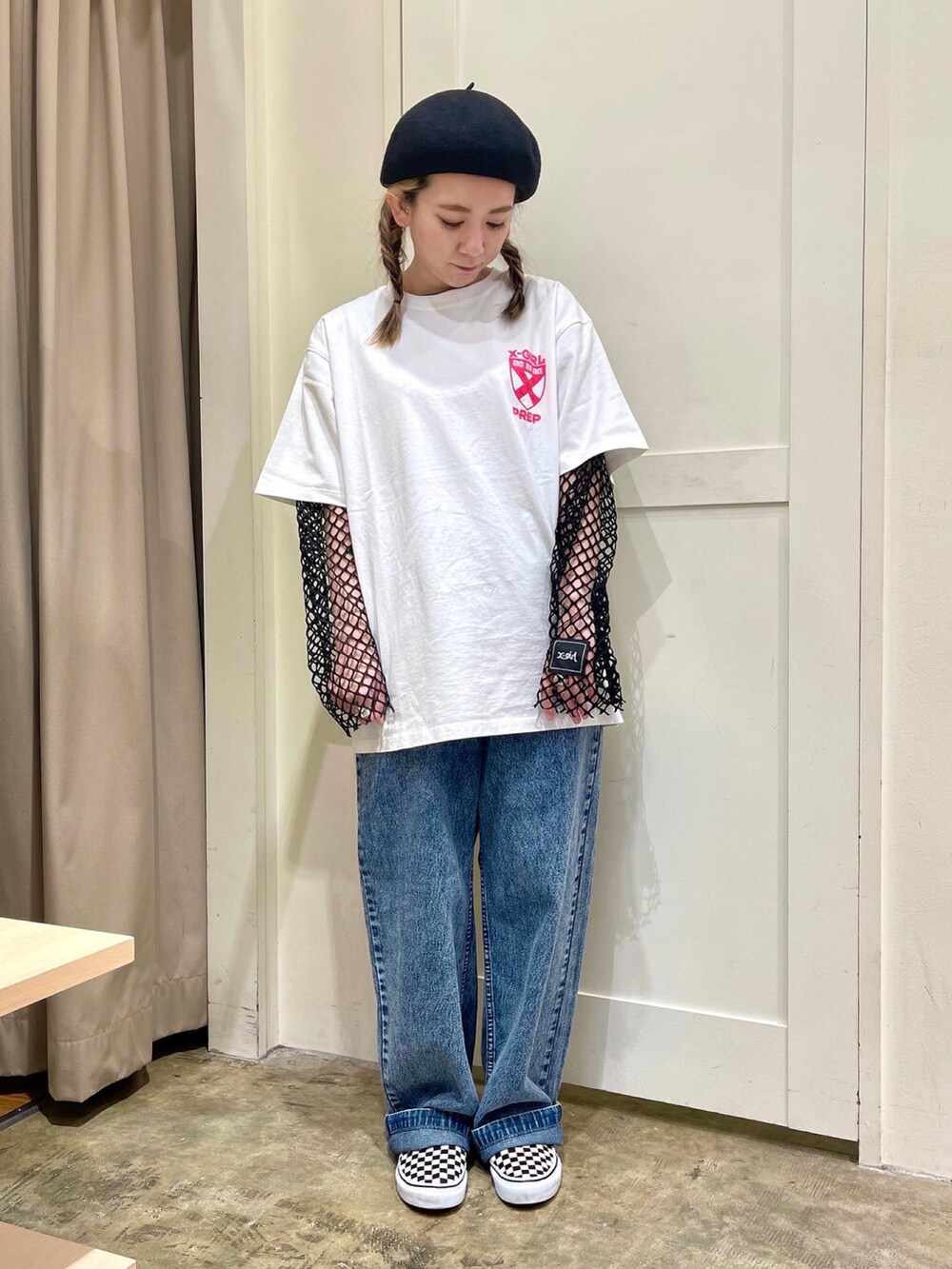 ホワイト系のTシャツ/カットソー、ブラック系のTシャツ/カットソー、ブルー系のデニムパンツを着用したレディースの春コーディネートの2枚目の写真