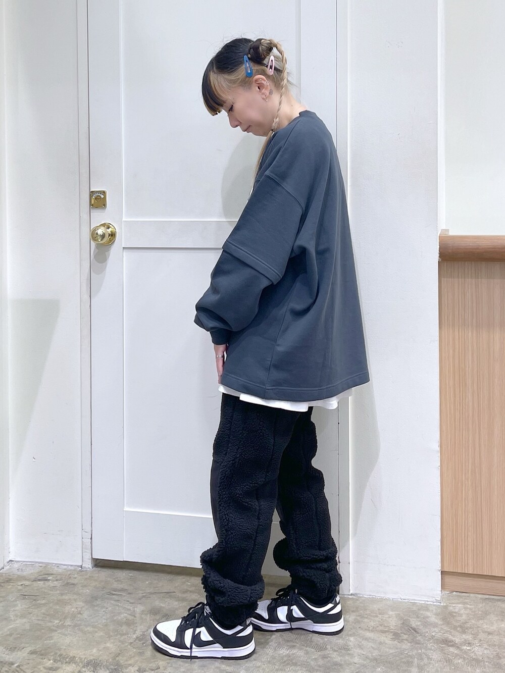 グレー系のスウェット、シルバー系のショルダーバッグ、ブラック系のその他パンツを着用したレディースの秋コーディネートの3枚目の写真