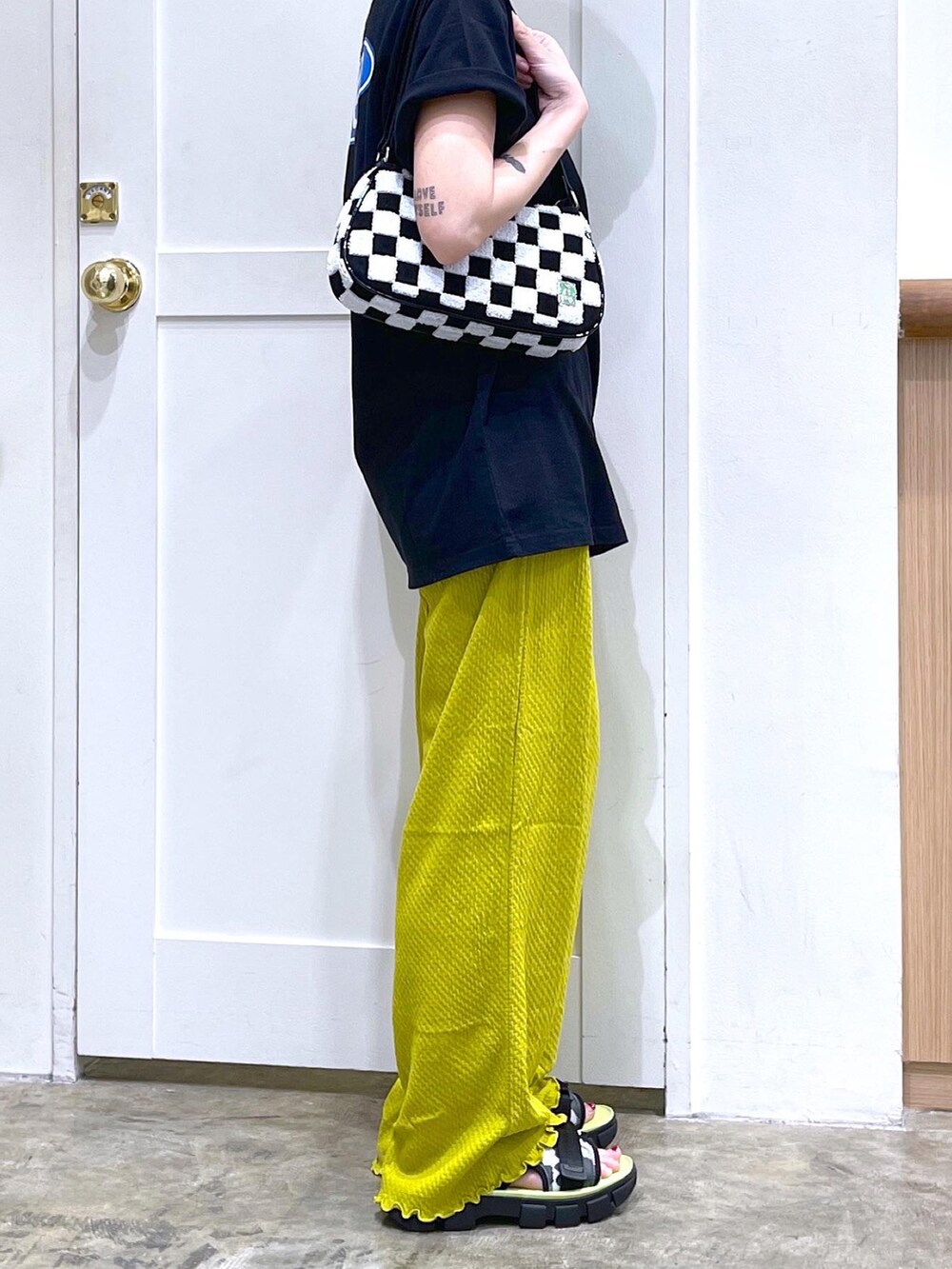 ブラック系のTシャツ/カットソー、ホワイト系のハンドバッグ、グリーン系のその他パンツを着用したレディースの夏コーディネートの3枚目の写真