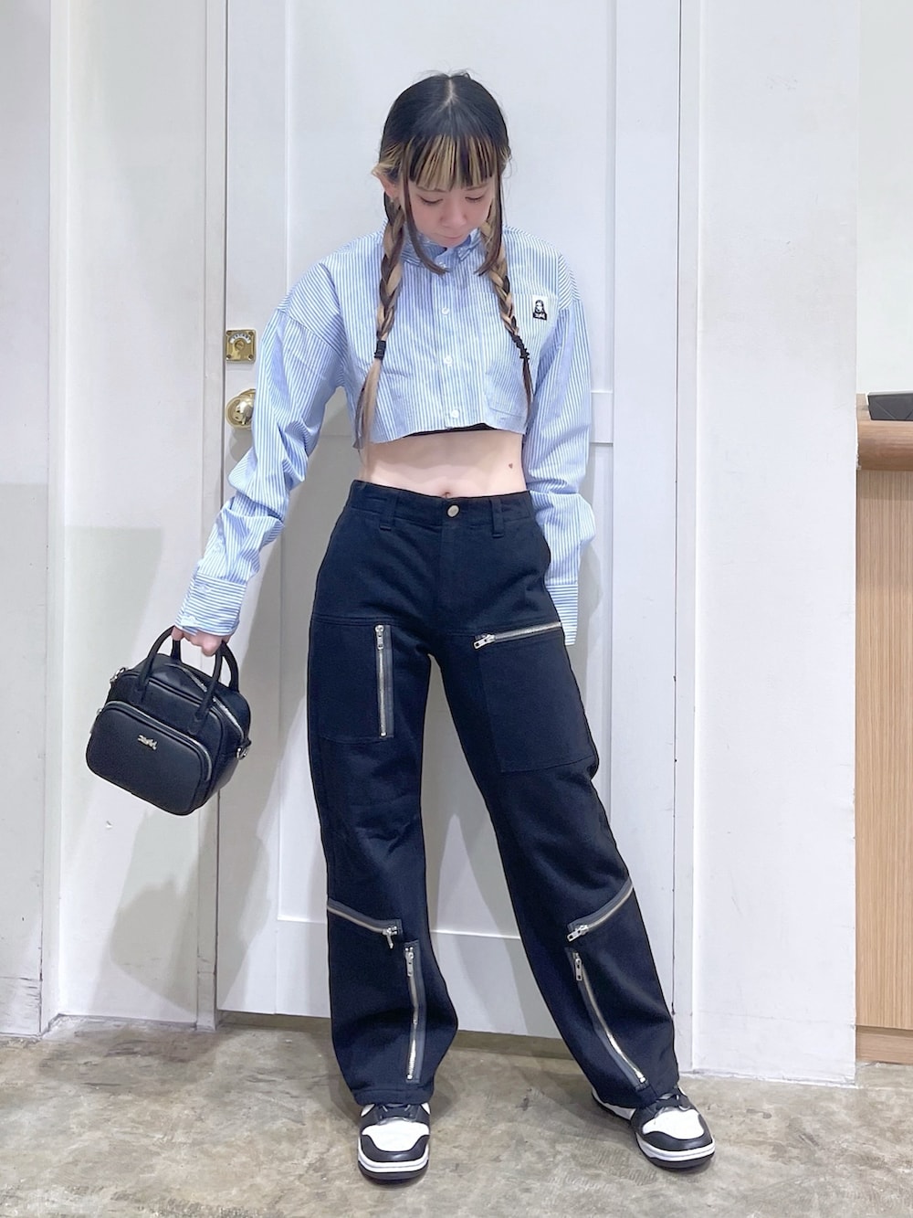 ブルー系のシャツ/ブラウス、ブラック系のタンクトップ、ブラック系のその他パンツを着用したレディースの春コーディネートの2枚目の写真