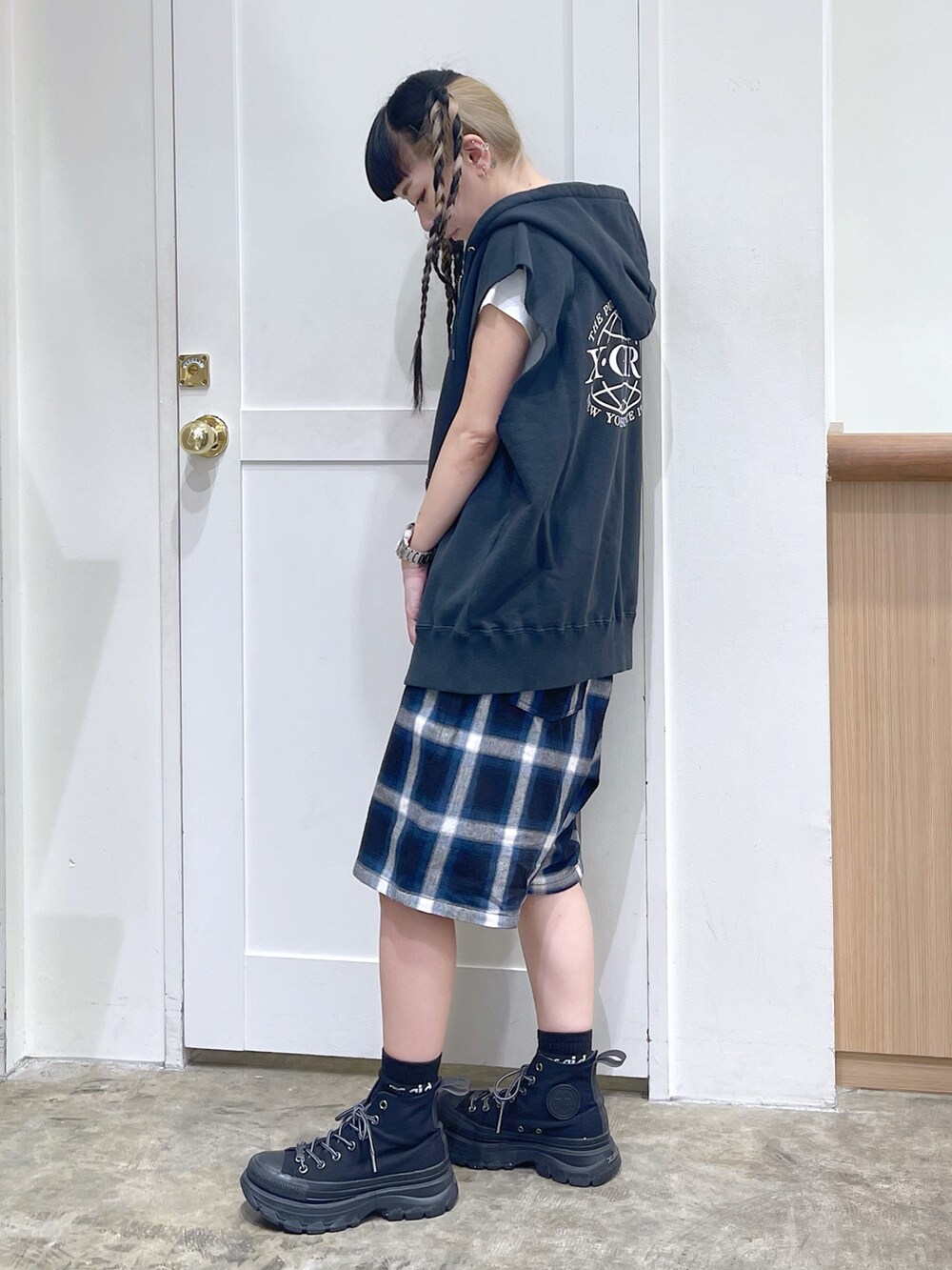 グレー系のパーカー、ホワイト系のTシャツ/カットソー、ブルー系のその他パンツを着用したレディースの夏コーディネートの2枚目の写真