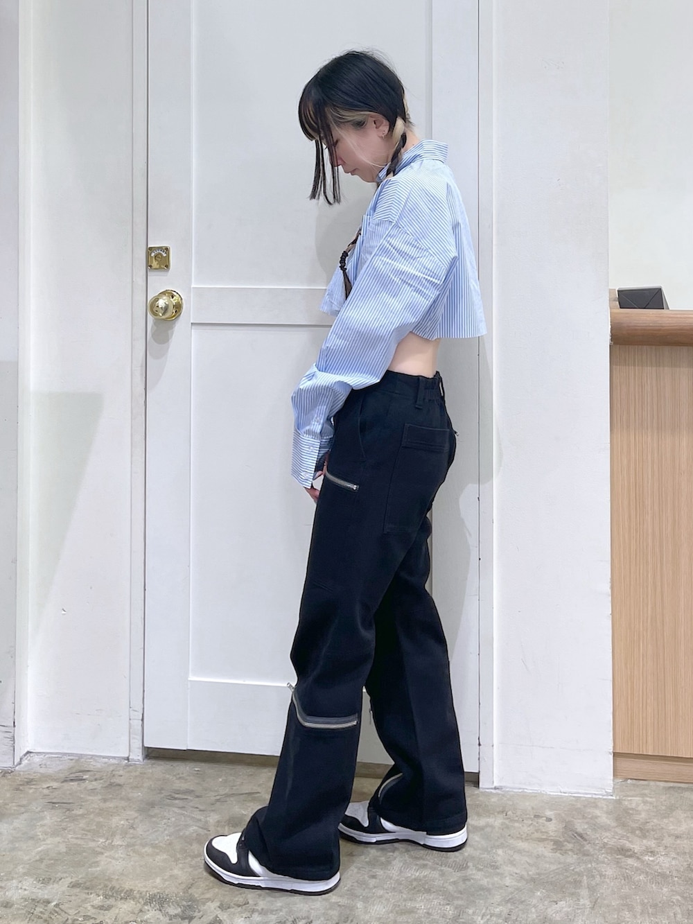 ブルー系のシャツ/ブラウス、ブラック系のタンクトップ、ブラック系のその他パンツを着用したレディースの春コーディネートの3枚目の写真