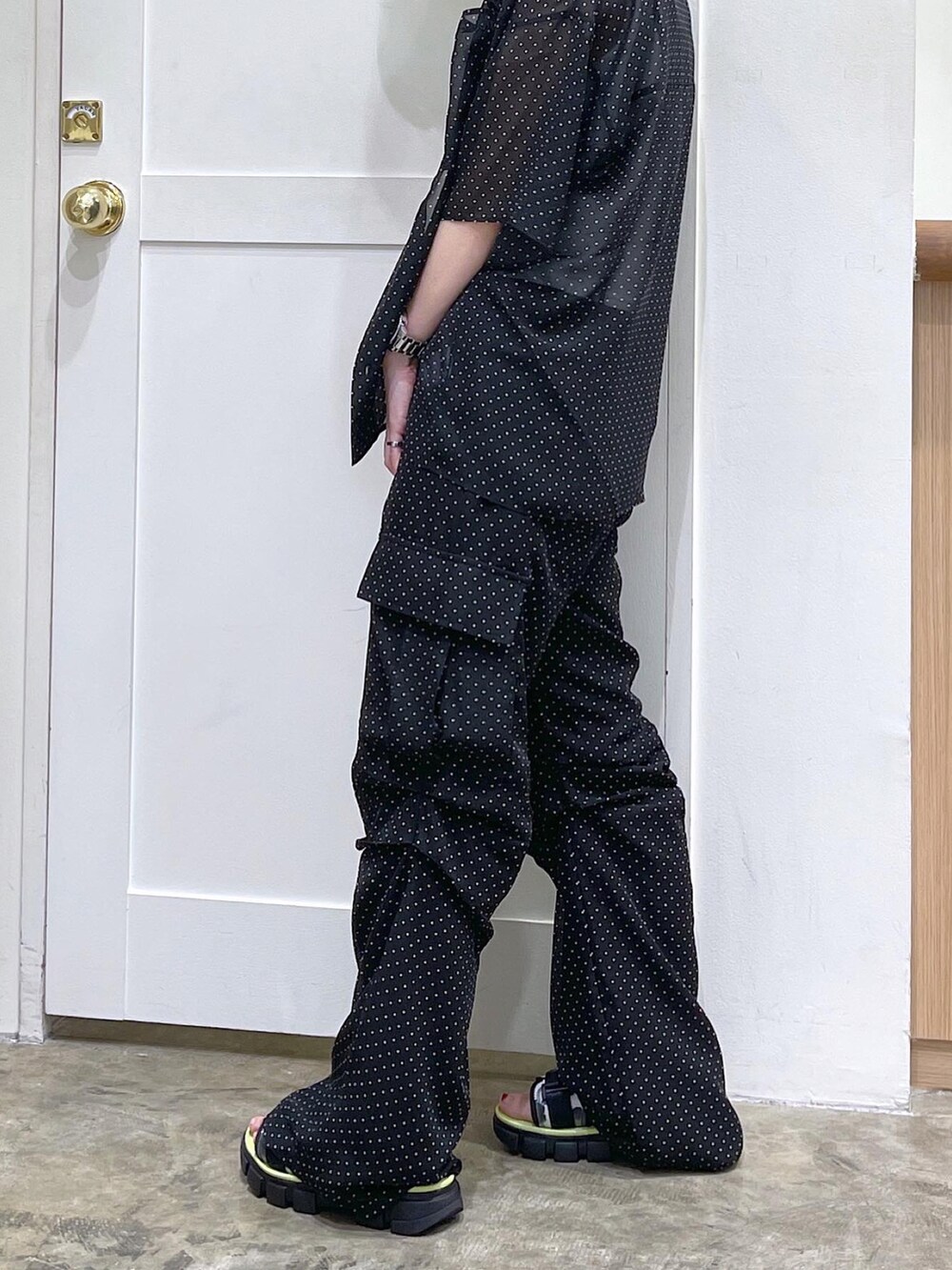 ブラック系のシャツ/ブラウス、ホワイト系のタンクトップ、ブラック系のその他パンツを着用したレディースの夏コーディネートの4枚目の写真