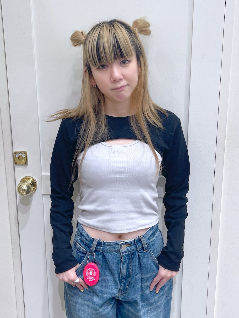 ブラック系のトップス、グレー系のトップス、ブルー系のデニムパンツを着用したレディースの春コーディネートの2枚目の写真