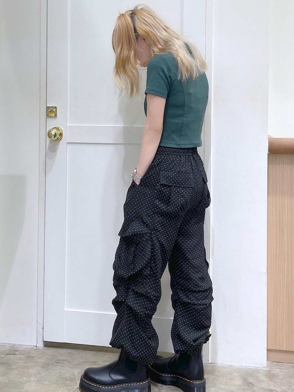 グリーン系のシャツ/ブラウス、ブラック系のその他パンツ、ブラック系のブーツを着用したレディースの夏コーディネートの4枚目の写真