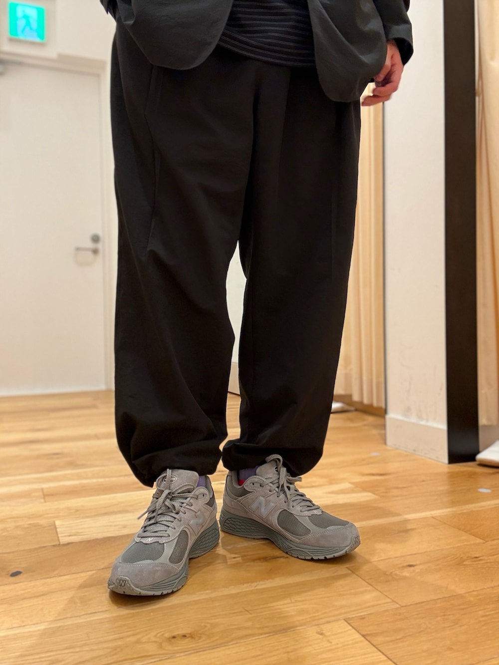 ブラック系のその他アウター、ブラック系のその他パンツ、ブルー系のTシャツ/カットソーを着用したメンズの春コーディネートの3枚目の写真