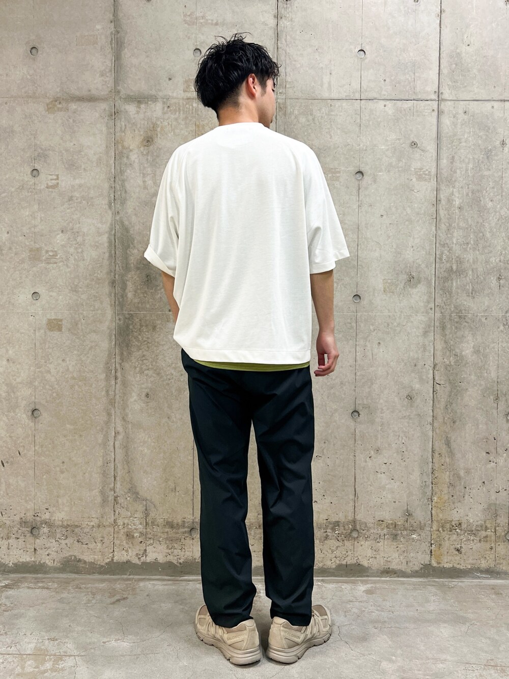 ホワイト系のTシャツ/カットソー、ベージュ系のショルダーバッグ、グレー系のその他パンツを着用したメンズの春コーディネートの3枚目の写真