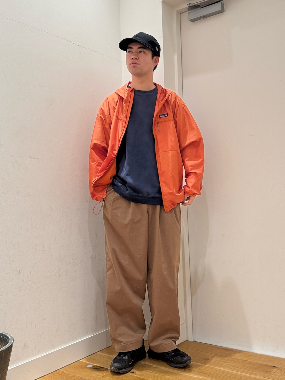 ブルー系のTシャツ/カットソー、ブラウン系のその他パンツ、オレンジ系のテーラードジャケットを着用したメンズの春コーディネートの2枚目の写真