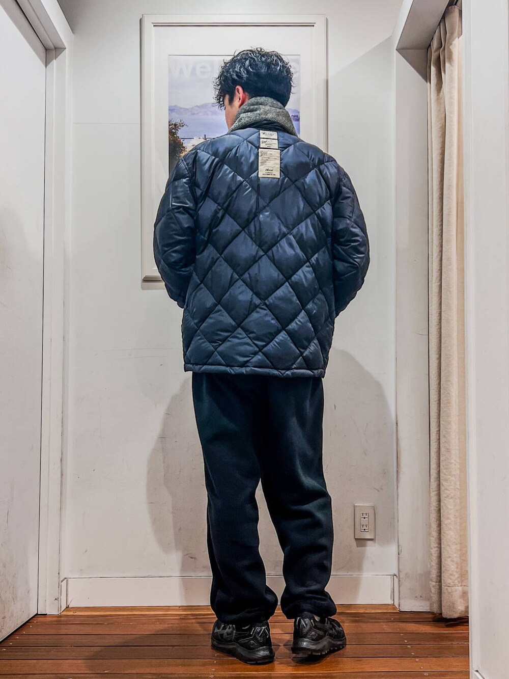 ブラック系のダウンジャケット/コート、ブラック系のその他パンツ、グレー系のスウェットを着用したメンズの冬コーディネートの3枚目の写真