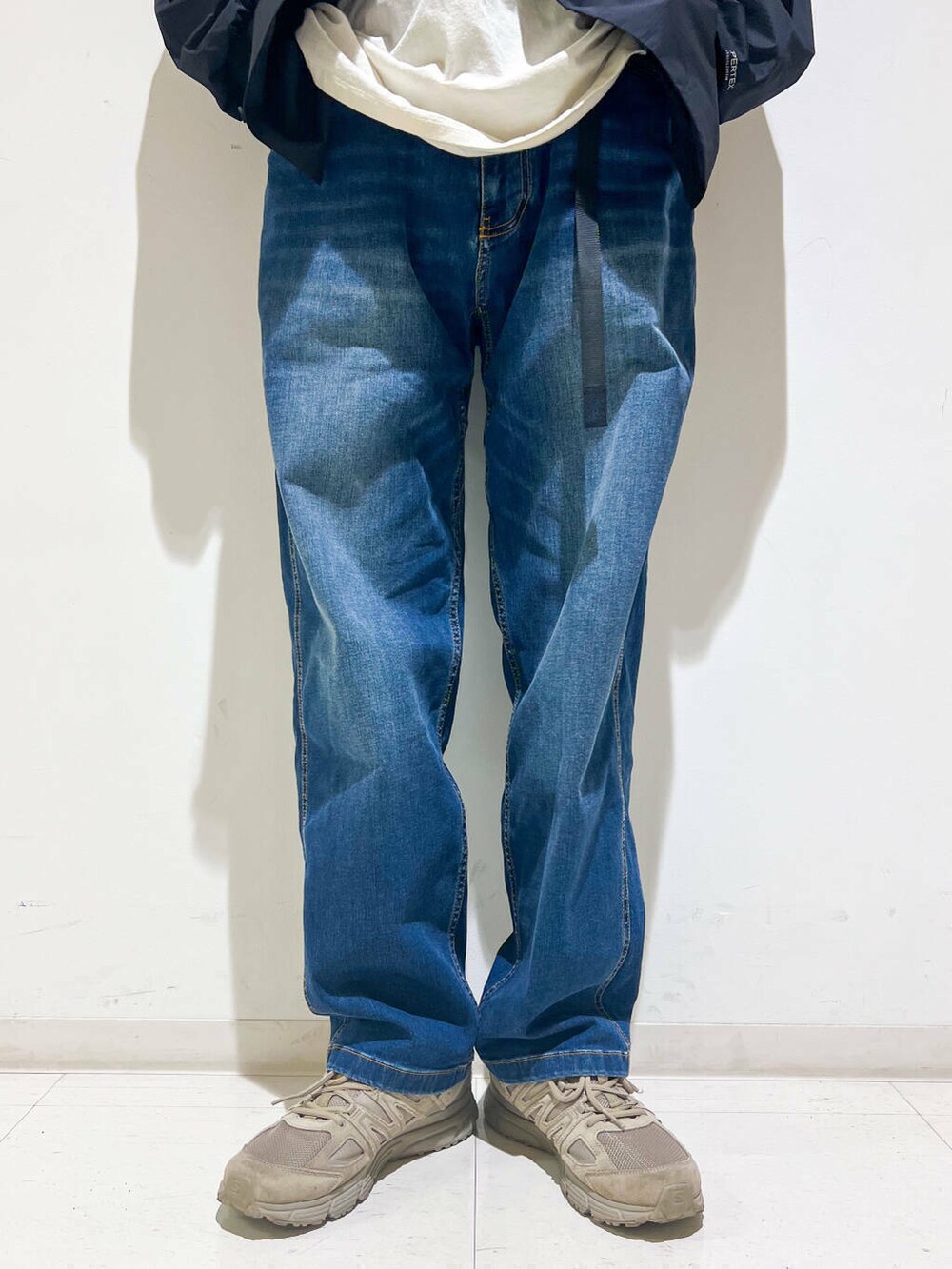 グリーン系のスニーカー、ブルー系のデニムパンツ、ブラック系のシャツ/ブラウスを着用したメンズの秋コーディネートの3枚目の写真