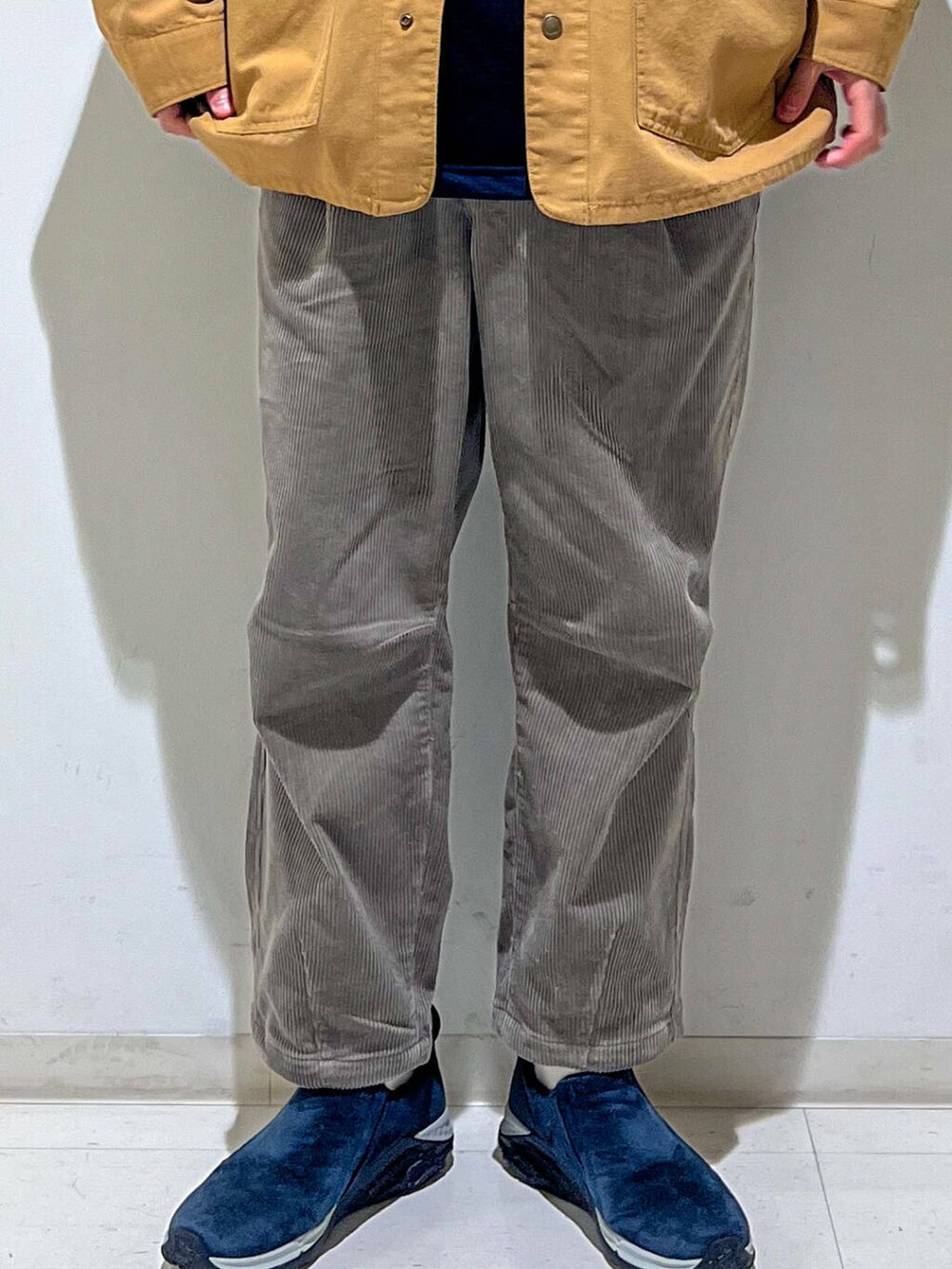 ブラウン系のその他パンツ、イエロー系のカバーオール、ブルー系のTシャツ/カットソーを着用したメンズの秋コーディネートの3枚目の写真