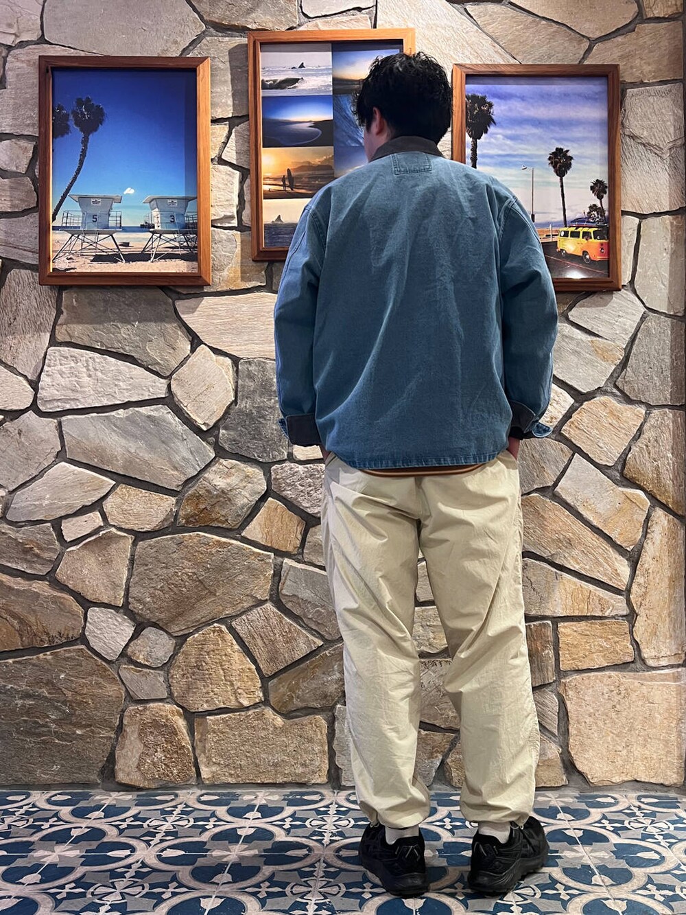 グレー系のスウェット、ブルー系のカバーオールを着用したメンズの冬コーディネートの2枚目の写真