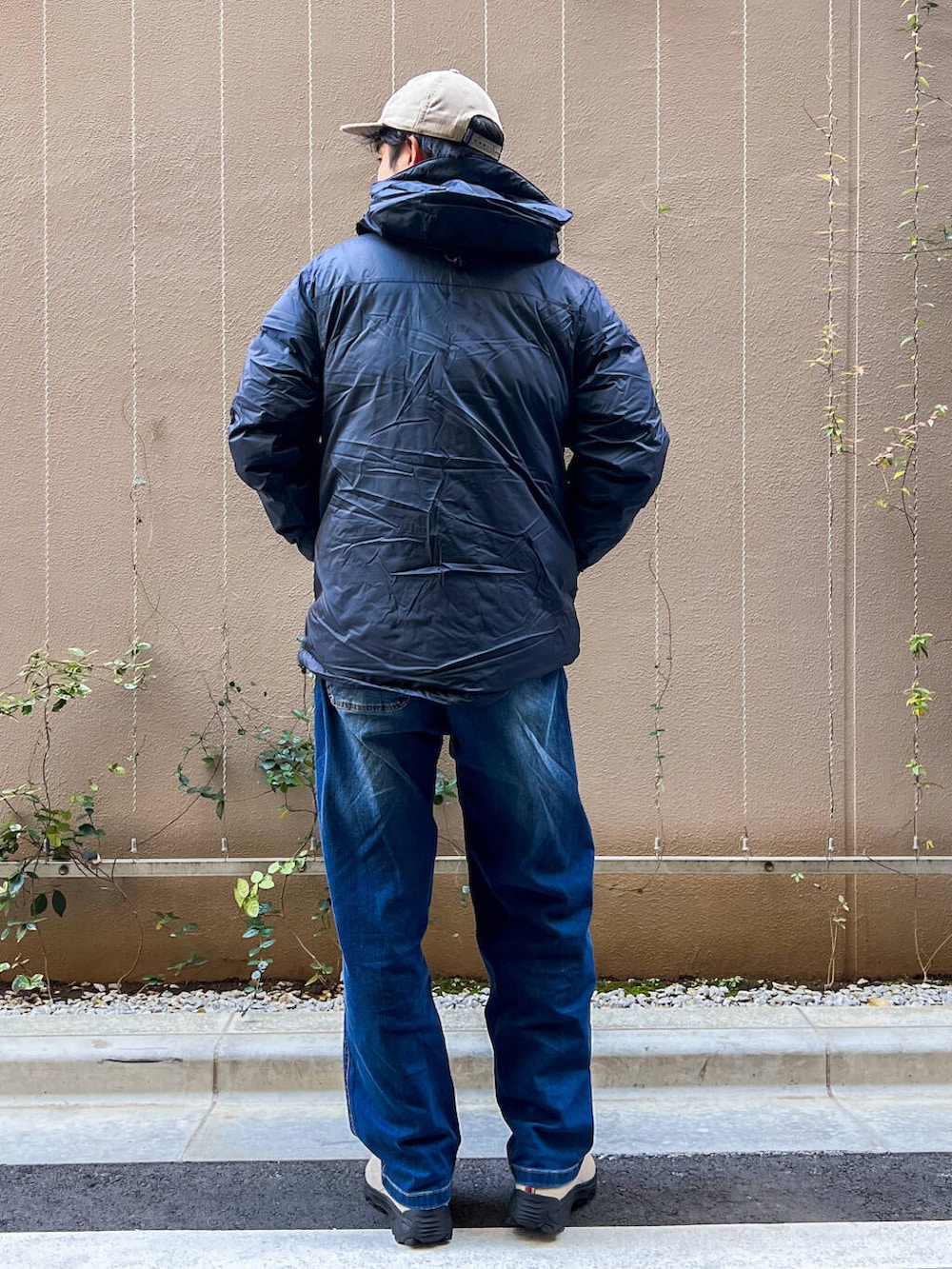 ブルー系のデニムパンツ、ブルー系のダウンジャケット/コート、ホワイト系のスウェットを着用したメンズの冬コーディネートの3枚目の写真